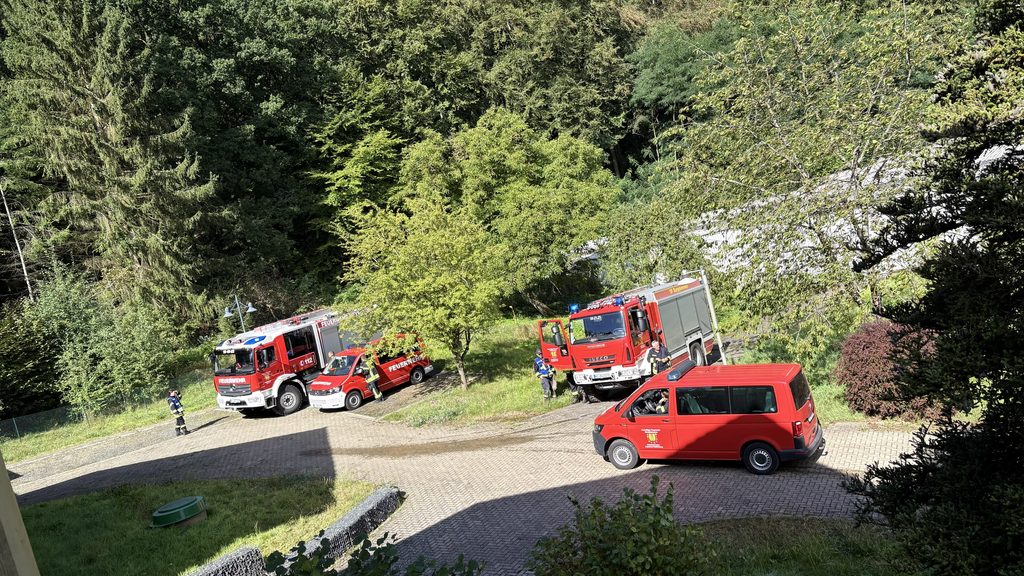 Übung der Kreisfeuerwehrbereitschaft 2 des Landkreises Hildesheim in Rotenkichen 5