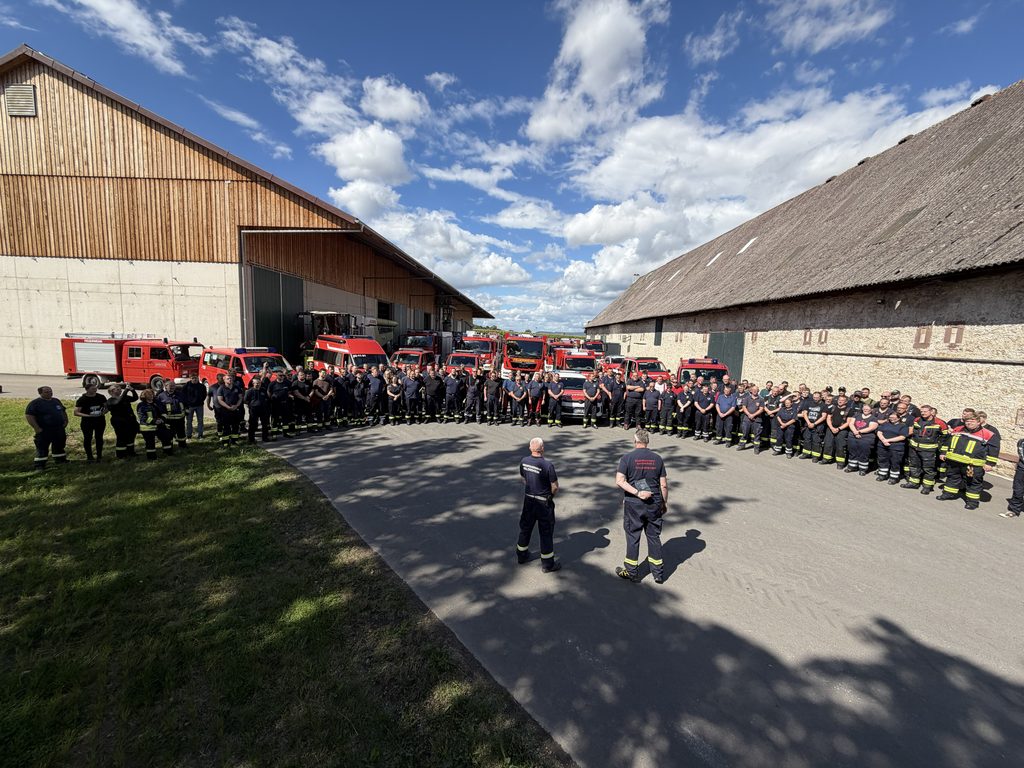 Übung der Kreisfeuerwehrbereitschaft 2 des Landkreises Hildesheim in Rotenkichen 9