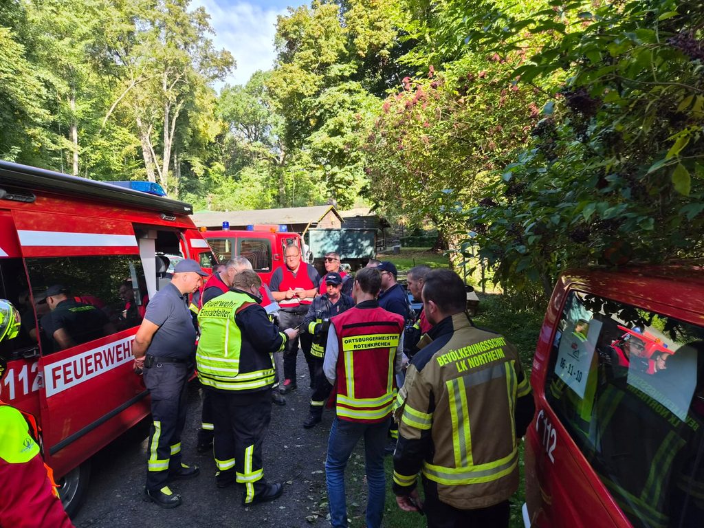 Übung der Kreisfeuerwehrbereitschaft 2 des Landkreises Hildesheim in Rotenkichen 3