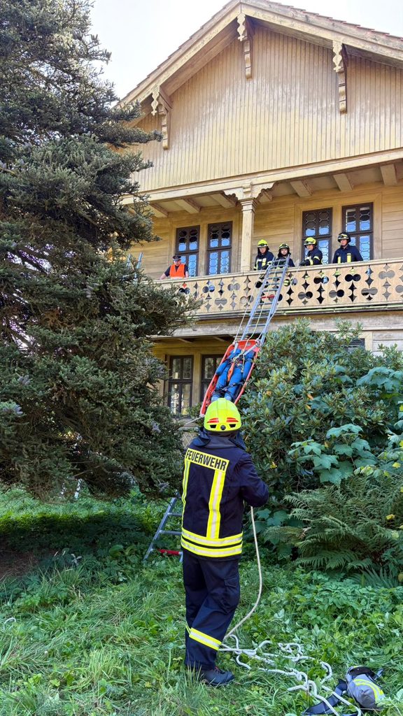 Übung der Kreisfeuerwehrbereitschaft 2 des Landkreises Hildesheim in Rotenkichen 12